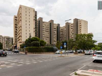 Ritorniamo su via Matarrese per svoltare a sinistra su via Caccuri, introdotta sulla destra da un maestoso edificio grigio con alte �torri� nere